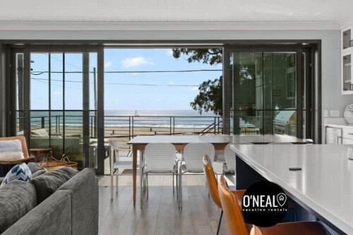 Luxury Twin Lakes Beachhouse