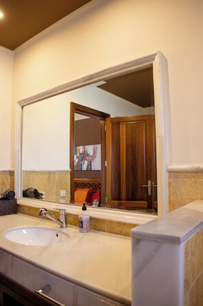 Badekar, hårtørrer, bidet, håndklæder