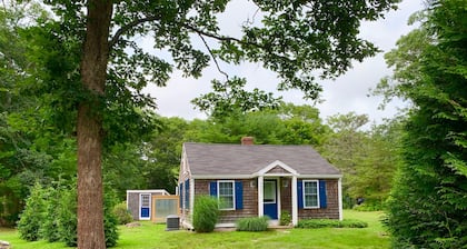 Newly Renovated Coastal Green Hill Cottage- Minutes to 6 beautiful beaches!