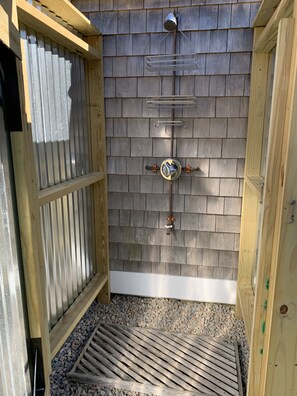 Property grounds - Newly Renovated Coastal Green Hill Cottage- Minutes to 6 beautiful beaches! (South Kingstown)