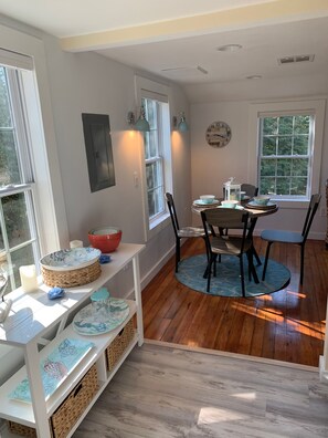 Dining - Newly Renovated Coastal Green Hill Cottage- Minutes to 6 beautiful beaches! (South Kingstown)