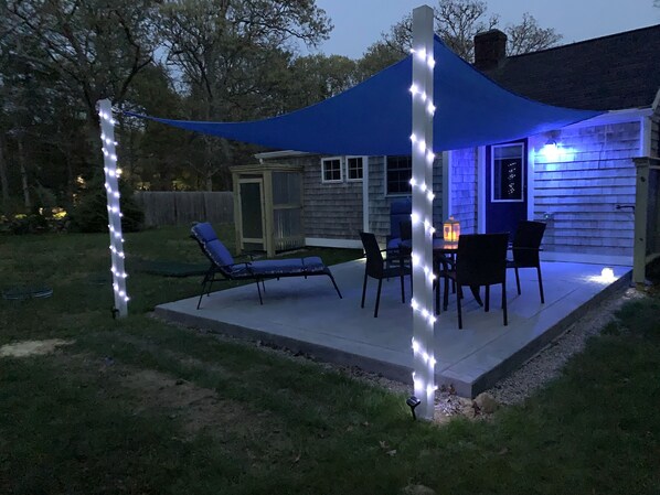 Outdoor dining - Newly Renovated Coastal Green Hill Cottage- Minutes to 6 beautiful beaches! (South Kingstown)