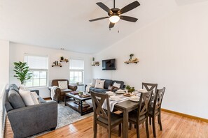 Smart TV, video games, foosball - Fun 3 Bedroom Home with Gameroom near Ark!! (Dry Ridge)
