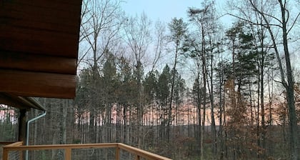 Relaxing log home on a private mountainside in Rappahannock County, Virginia