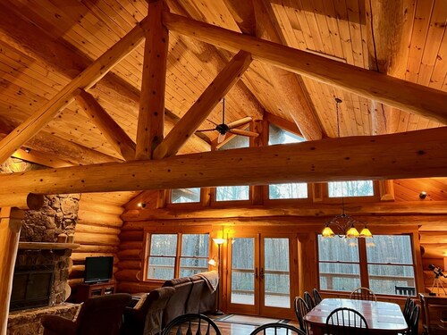 Relaxing log home on a private mountainside in Rappahannock County, Virginia