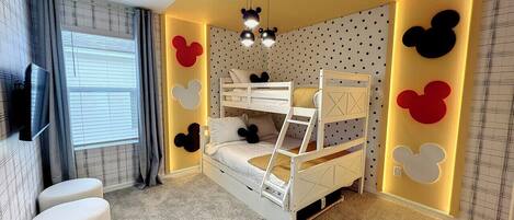 6 chambres, bureau, fer et planche à repasser, lit parapluie