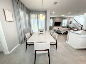 Dining - Encanto Palace: Private Pool/Spa & Free Resort (Kissimmee)