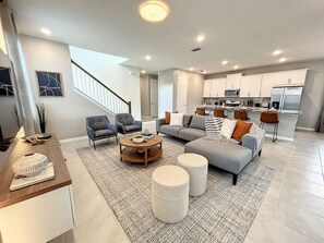 Smart TV - Encanto Palace: Private Pool/Spa & Free Resort (Kissimmee)