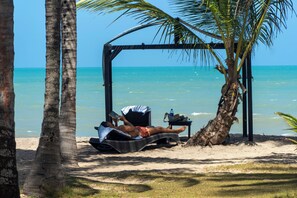 Accommodatie ligt op het strand, parasols, strandlakens