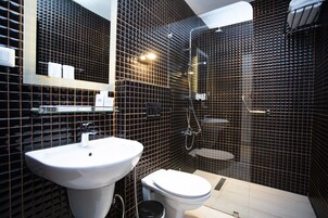 Ducha, secador de pelo, pantuflas, bidet