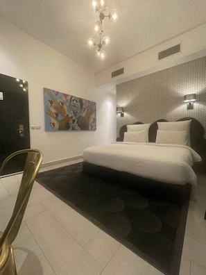 Quarto casal superior, 1 cama King | Frigobar, cofres nos quartos, cortinas blackout, quartos à prova de som