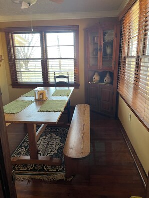 Dining - Relaxing Farm Retreat and Cattle Experience near colleges, golf, Casino dining.. (Scooba)