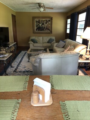 Smart TV, fireplace - Relaxing Farm Retreat and Cattle Experience near colleges, golf, Casino dining.. (Scooba)