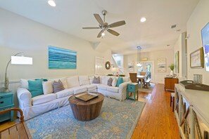 Smart TV - 5 Mins to Seaside Beach, Prime Location, Amazing Porches + 2 Adult Bikes! (Santa Rosa Beach)
