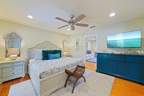 3 bedrooms, free WiFi, bed sheets - 5 Mins to Seaside Beach, Prime Location, Amazing Porches + 2 Adult Bikes! (Santa Rosa Beach)