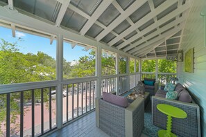 Property grounds - 5 Mins to Seaside Beach, Prime Location, Amazing Porches + 2 Adult Bikes! (Santa Rosa Beach)