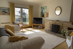 TV, fireplace, DVD player - 3 Linkside House, Thurlestone in S. Devon, ground floor apartment beaches nearby (Thurlestone)
