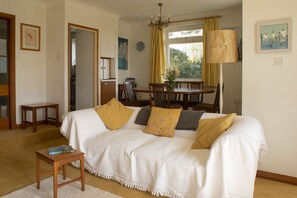 TV, fireplace, DVD player - 3 Linkside House, Thurlestone in S. Devon, ground floor apartment beaches nearby (Thurlestone)