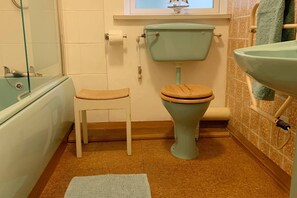 Combined shower/tub, hair dryer, towels, toilet paper - 3 Linkside House, Thurlestone S. Devon, near beach (Thurlestone)