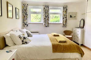 3 bedrooms, iron/ironing board, free WiFi, bed sheets - 3 Linkside House, Thurlestone in S. Devon, ground floor apartment beaches nearby (Thurlestone)