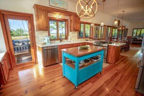 Frigorifero, microonde, piano cottura, lavastoviglie