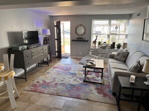 Smart-TV, Tischfußball, Bücher, Musikbibliothek