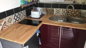 Réfrigérateur, micro-ondes, four, cafetiÚre/bouilloire