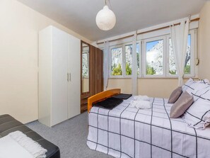 2 bedrooms, cots/infant beds