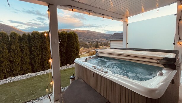 Een jacuzzi met uitzicht op een bergachtig landschap.