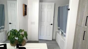 Ensemble douche/baignoire, sĂšche-cheveux, serviettes fournies, savon