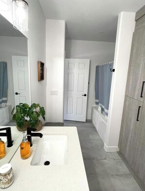 Duschwanne, Haartrockner, Handtücher, Seife