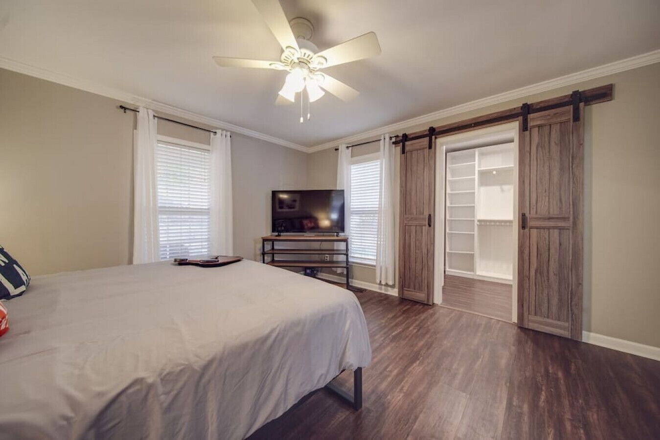 3 bedrooms, travel crib, WiFi, bed sheets