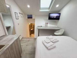2 bedrooms, desk, iron/ironing board, WiFi