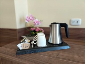 Combined shower/tub, hydromassage showerhead, towels, soap - SM HOTEL PLUS (Lima)