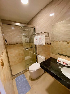 Standard Triple Room | Bathroom - SM HOTEL PLUS (Lima)
