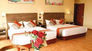 Habitación doble Premium | Edredón, minibar, caja de seguridad en la habitación y escritorio