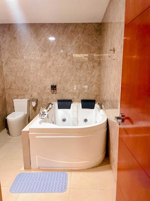 Senior Room | Bathroom | Combined shower/bathtub, hydromassage showerhead, towels, soap - SM HOTEL PLUS (Lima)