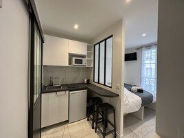 Standard Studio | Private kitchen | Fridge, microwave, stovetop, espresso maker
