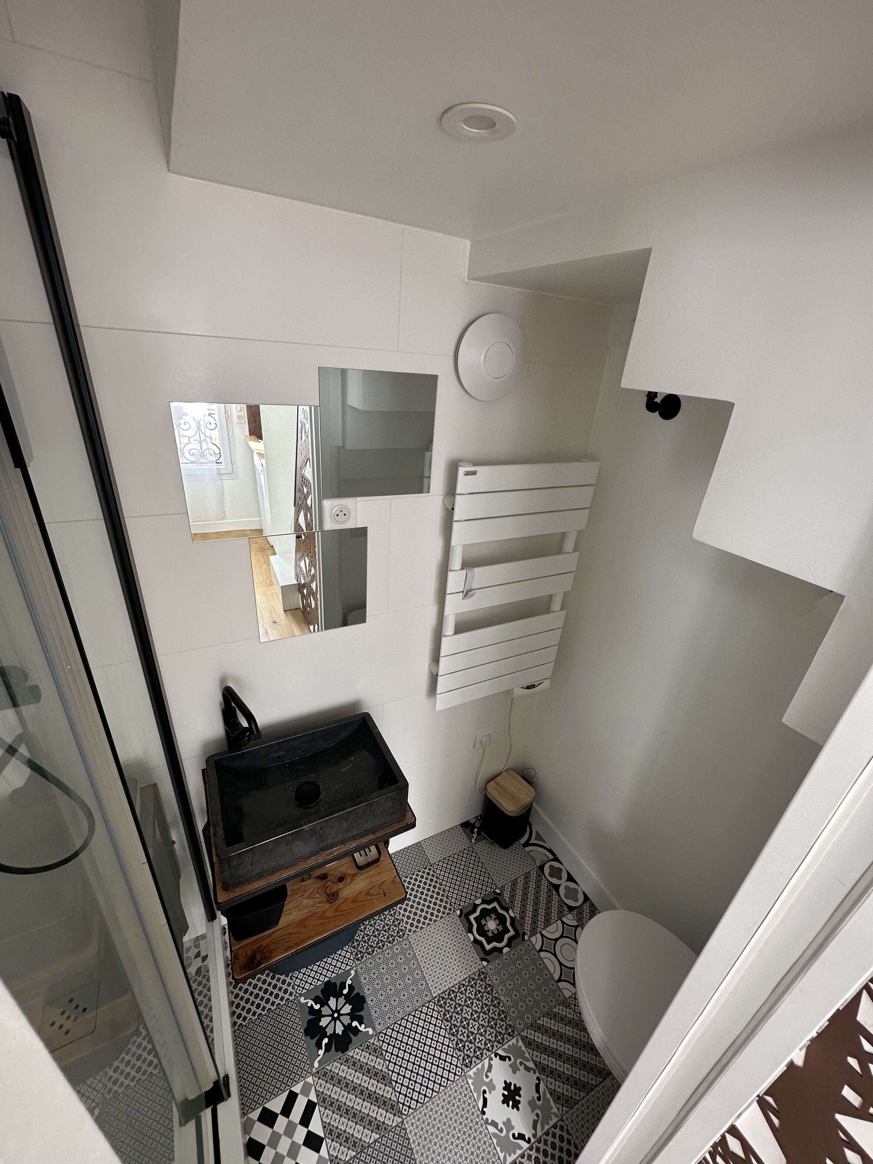 Standaard maisonnette | Badkamer | Een douche, gratis toiletartikelen, een haardroger, handdoeken
