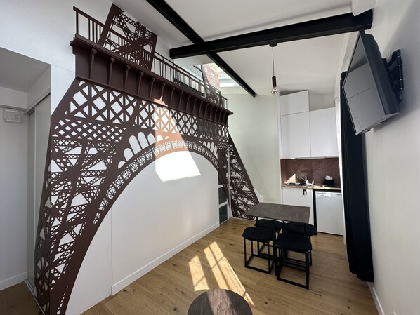 Toetasjesleilighet – standard | Oppholdsområde | En 40-tommers Flatskjerm-TV med digitale kanaler samt TV