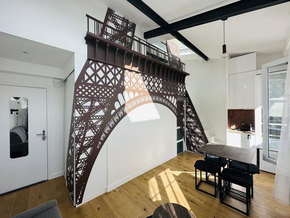 Toetasjesleilighet – standard | Oppholdsområde | En 40-tommers Flatskjerm-TV med digitale kanaler samt TV