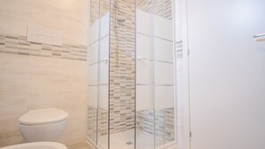 Shower, hair dryer, bidet, towels - The House in the Vineyard (Solarolo)