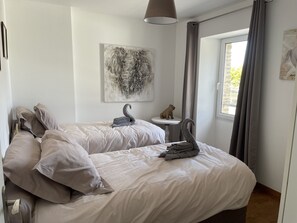 2 عدّة غرف نوم وخزنة داخل الغرفة ومكتب ومكواة/لوح كي