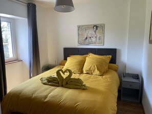 2 bedrooms, in-room safe, desk, iron/ironing board