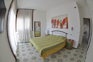 3 bedrooms, desk, iron/ironing board, WiFi