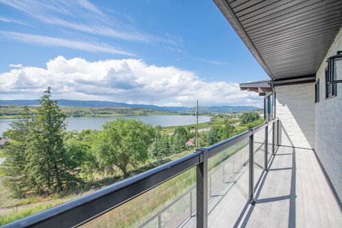 Newly renovated with Lakeviews, big yard, minutes to Silver Star/Golf/Wineries.