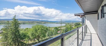 Newly renovated with Lakeviews, big yard, minutes to Silver Star/Golf/Wineries.