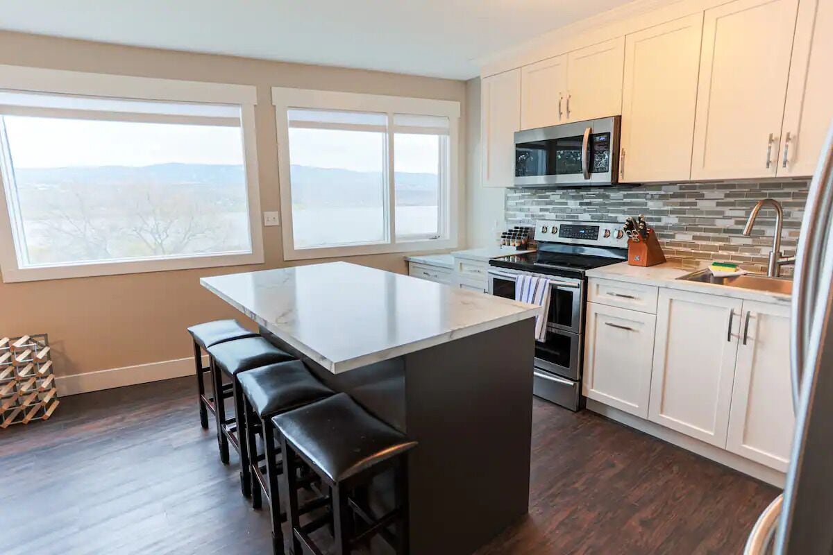 冷蔵庫、電子レンジ、オーブン、コンロ