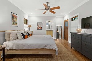 2 bedrooms, desk, iron/ironing board, travel cot - * Walk to it all ~ Adorable Historic Bungalow * (Austin)