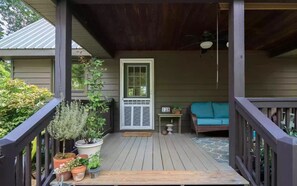 Terrace/patio - Pet-friendly 2-bd cabin w/hot tub and fenced-in yard close to town (Mineral Bluff)